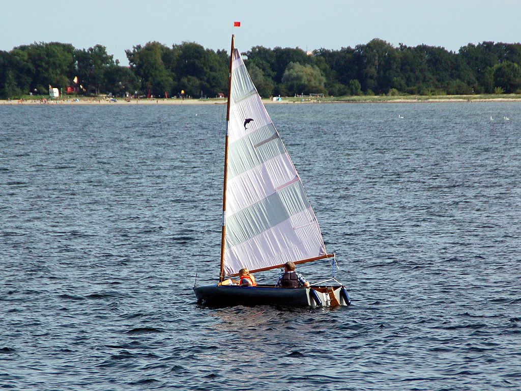 Segelboot Delphin 150 in der Wismarer Bucht unterwegs